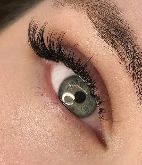 Wispy-Wimpernverlängerung mit grüner Iris, Nahaufnahme